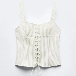 Zara korsett - Säljer min trendiga randiga korsett från zara. I storlek xs. Köpt men aldrig kommit till användning så som ny. Skriv för fler frågor eller funderingar❤️❤️