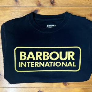 Svart tröja från Barbour International - Barbour | Storlek M | Skick 9/10 | Dm vid mer info, fraktar spårbart på kundens bekostnad 📦pris ej hugget i sten!