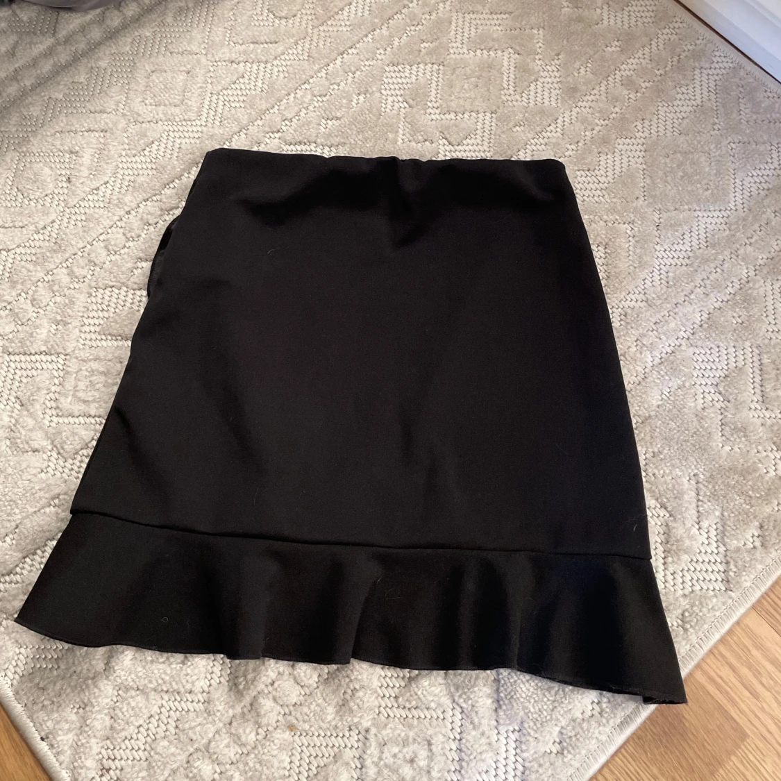 Nelly Svart kortkjol med volang - 2