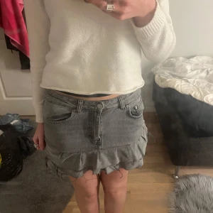 Grå jeanskjol med volang - Säljer en snygg grå jeanskjol med volangdetaljer. Har gjort kjolen själv!!🩷