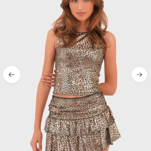 Leopardmönstrad topp - Fint leopard linne från meet me there. Säljer då den är för liten. Helt ny med prislapp. Fick hem dne häromdagen så har aldrig ens haft på mig den. Säljer den eftersom frakten hit var jätte krånglig och antar att returen inte blir lättare. Storlek s/m men lite liten i storleken så skulle säga att den passar mer xs/s.