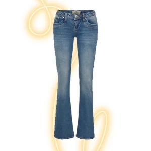 Blå bootcut jeans - Snygga blå bootcut jeans från LB med klassisk femficksdesign och knappgylf. Perfekta för en avslappnad stil med en touch av retro. Passar bra till både sneakers och klackar.