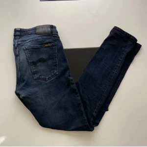 Nudie Jeans - Snygga Nudie jeans i mörkblå färg. Vill sälja så snabbt som möjligt så pris inte hugget i sten. Hör av er vid frågor! 