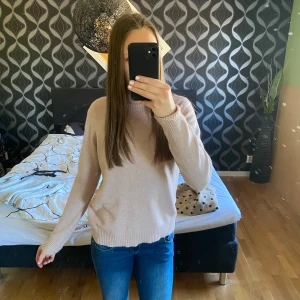 Ljusrosa stickad tröja - Säljer en mysig ljusrosa stickad tröja från Vero Moda i strl S. Säljer eftersom den inte används pga färgen. Superfin i bra skick! Pris går att diskuteras så tveka inte att fråga! 