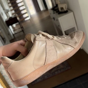 Maison margiela gats  - Margielas i bra skick bortsett från att dom är rätt skitiga, men en schysst skotvätt så är dom riktigt fräscha.  Kvitto och box följer med. Storlek 44 men passar 43