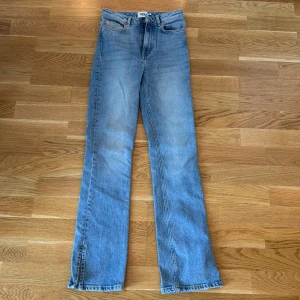 Blå jeans med slits - Blå jeans med slits från lager 157