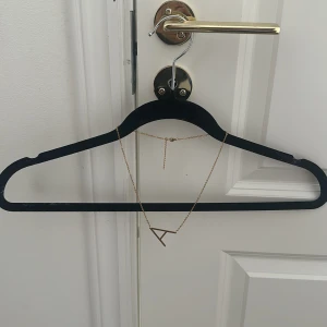 Guldhalsband med bokstaven A - Elegant guldhalsband med en minimalistisk geometrisk hänge. Perfekt för att lägga till en stilren touch till din outfit. Justerbar kedja för optimal passform. Aldrig använt 🥳🥳