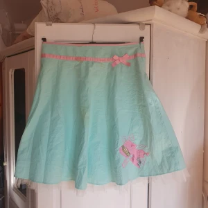 Retro kjol - Säljer nu min älskade retro style kjol då den är för liten. Är några fläckar som går att få bort, de syns inte när man har på sig den, utan bara när den hänger :)