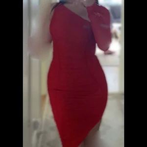 Oanvänd röd klänning från Oh Polly - Säljer en helt ny och oanvänd röd klänning med en snygg och unik design från Oh Polly.  Storlek: UK size 4 (motsvarar ungefär xs)  Nypris 673 kr och säljer för 450 kr.     Fler bilder kan skickas vid intresse. 