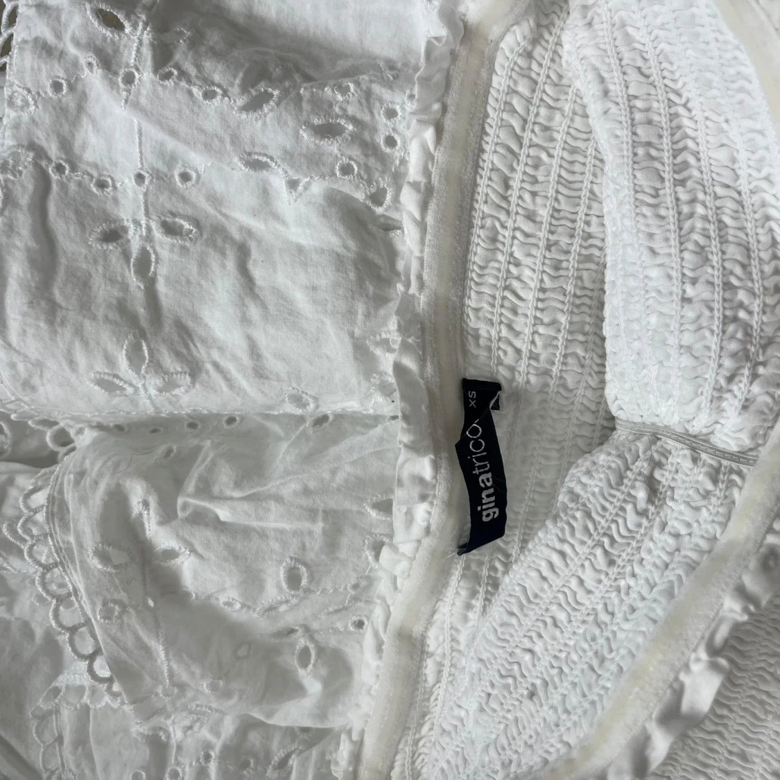 Vit axelbandslös klänning från Ginatricot - 2