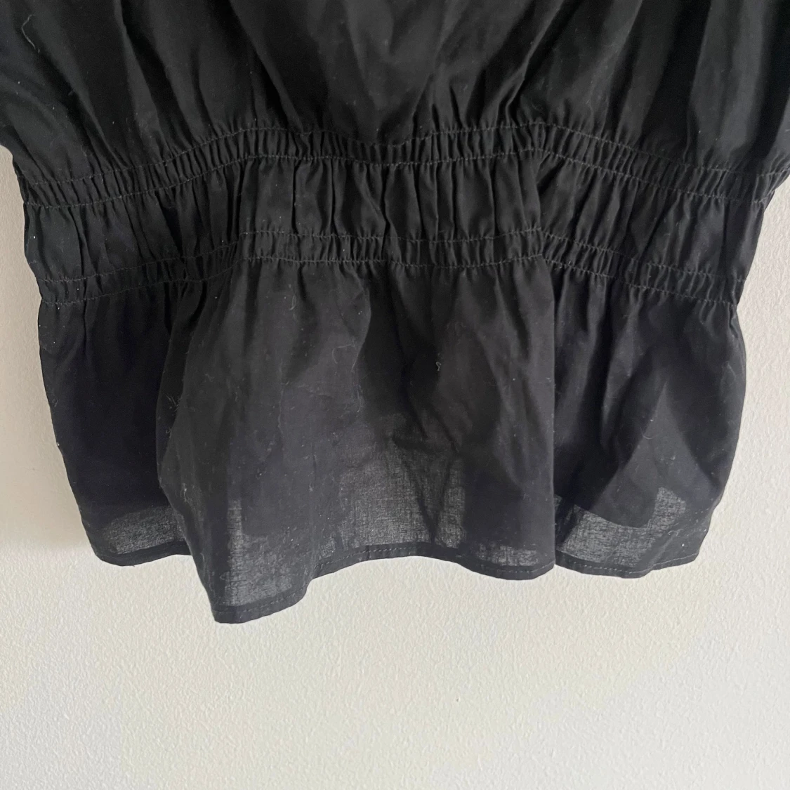 Svart linnetopp med volangdetaljer - 1