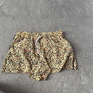 Leopardmönstrade shorts från Petrol Ind - Snygga leopardmönstrade shorts från Petrol Ind i en härlig gul nyans. De har en elastisk midja med snörning för extra komfort. Perfekta för en avslappnad stil med en touch av vildhet. Dem är super coola. Jag rekommenderar att man använder en svart topp till. 🐆🐆köpta på små hjärtan 