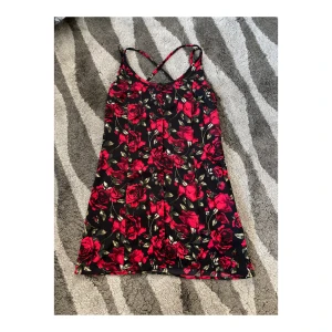 Blommig klänning i storlek 36 - Tunn svart klänning med rosor på, storlek 36. Inga defekter. SAMFRAKTAR om du köper flera varor samtidigt! 📦