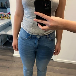 Blå skinny jeans - Snygga blå skinny jeans med hög midja och klassisk femficksdesign. Perfekta för en stilren look och passar till många olika outfits.
