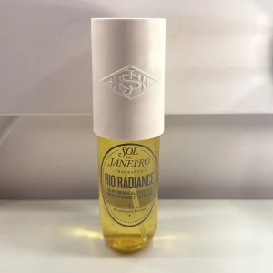 Sol de Janeiro Rio Radiance Parfym - En sol de Janeiro parfym med exotisk doft. Använd några gånger. Den är i 90 ml och är perfekt nu till sommaren 😊🌟⭐️💛🌸🌷🌻            Ordinarie pris är 319 kr 
