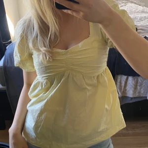 gul söt blus - jätte söt, somrig gul kortärmad blus! 🥂 jag köpte på Plick för 450kr, den är från Primark från början. 🤗 är i nyskick, inga defekter alls. 😇