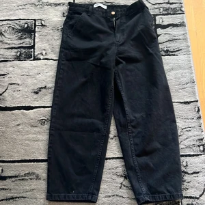 Svarta jeans från Bershka - Snygga svarta jeans från Bershka med en klassisk design. Byxorna har en baggy passform med dragkedja och knapp framtill. De har två framfickor och två bakfickor. Använd en gång, storlek 32x32, baggy passform. 