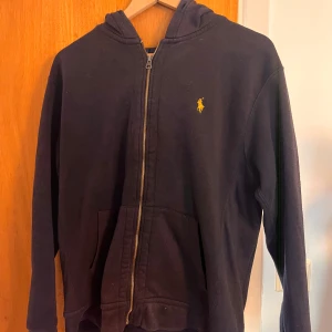 Svart hoodie från Ralph Lauren - Inte det bästa skicket, pris kan diskuteras