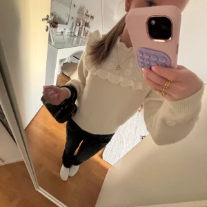 Vit stickad tröja från & Other Stories - Säljer en söt vit stickad tröja från & Other Stories med volangdetaljer och blommönster. I xs. Jag köpte här på Plick men aldrig använt❤️ Pris kan diskuteras 