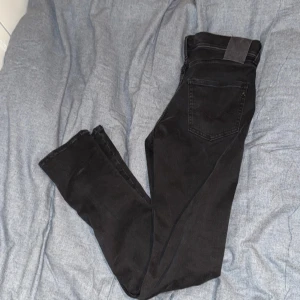 Svarta jeans från Replay - Snygga svarta jeans från Replay med en klassisk design. De har en knappgylf och är tillverkade i ett slitstarkt material. Perfekta för en stilren look. Jeansen är använda ca 5 gånger och är i ett mycket bra skick. Jeansen är lite ”skinny” som passar dig som vill se grisch ut. Jeansen passar dig som är mellan 155-165. Jeansen är i storlek 14A(barnstorlek). Priset går självklart att diskutera. Ny pris ligger mellan 800-1000kr. Kolla gärna även in min J Lindeberg tröja som jag också säljer.