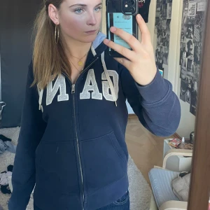 Mörkblå hoodie från GANT💙 - Säljer en mörkblå hoodie från GANT med dragkedja. Jätte skön och knappt använd💕 