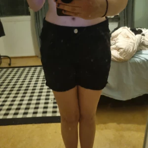 Svarta shorts från Amisu - Snygga svarta shorts från Amisu i en klassisk design. Perfekta för en avslappnad stil. De har en knapp framtill och är tillverkade i ett bekvämt material.