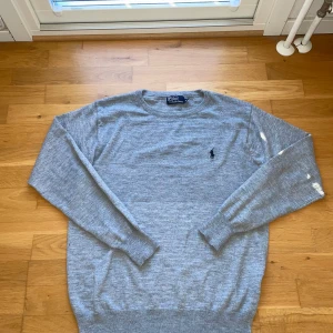 Polo Ralph Lauren Sweatshirt  - Superfin grå sweatshirt från Polo Ralph Lauren i storlek M. Helt ny och aldrig använd! Stilren design med klassisk passform – perfekt som ett snyggt basplagg året runt. Mjuk och bekväm med hög kvalitet, som alltid från Polo Ralph Lauren.