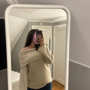 Beige offshoulder tröja från H&M - säljer en stilren beige offshoulder tröja från H&M. tröjan är ribbad och har långa ärmar, perfekt för en avslappnad look. är i storlek xs, men passar mig som är mer S/M❤️