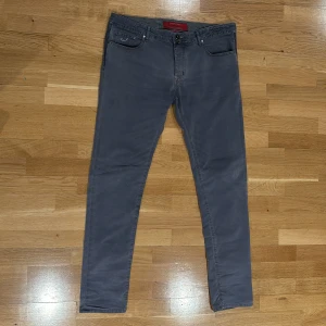 Jacob Cohen jeans - Säljer nu dessa schyssta gråa Jacob Cohen jeans. Säljer för att de är lite för stora för mig. De passar även bra nu till sommaren då de är ganska tunna. Jag har använt de några få gånger men de har inga direkta tecken på användning, priset kan även diskuteras och tvivla inte på att höra av er vid frågor.