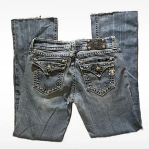 Miss me jeans low waist bootcut  - Storlek 29. Revorna tillhör design. Mått: midja 35/36cm, innerbenslängd 75cm. Avklippta där nere