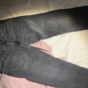 Grå jeans från Boss - Snygga grå jeans från Boss i en klassisk straight fit. De har en stilren design med fem fickor och knappgylf. Perfekta för en avslappnad men ändå stilren look.