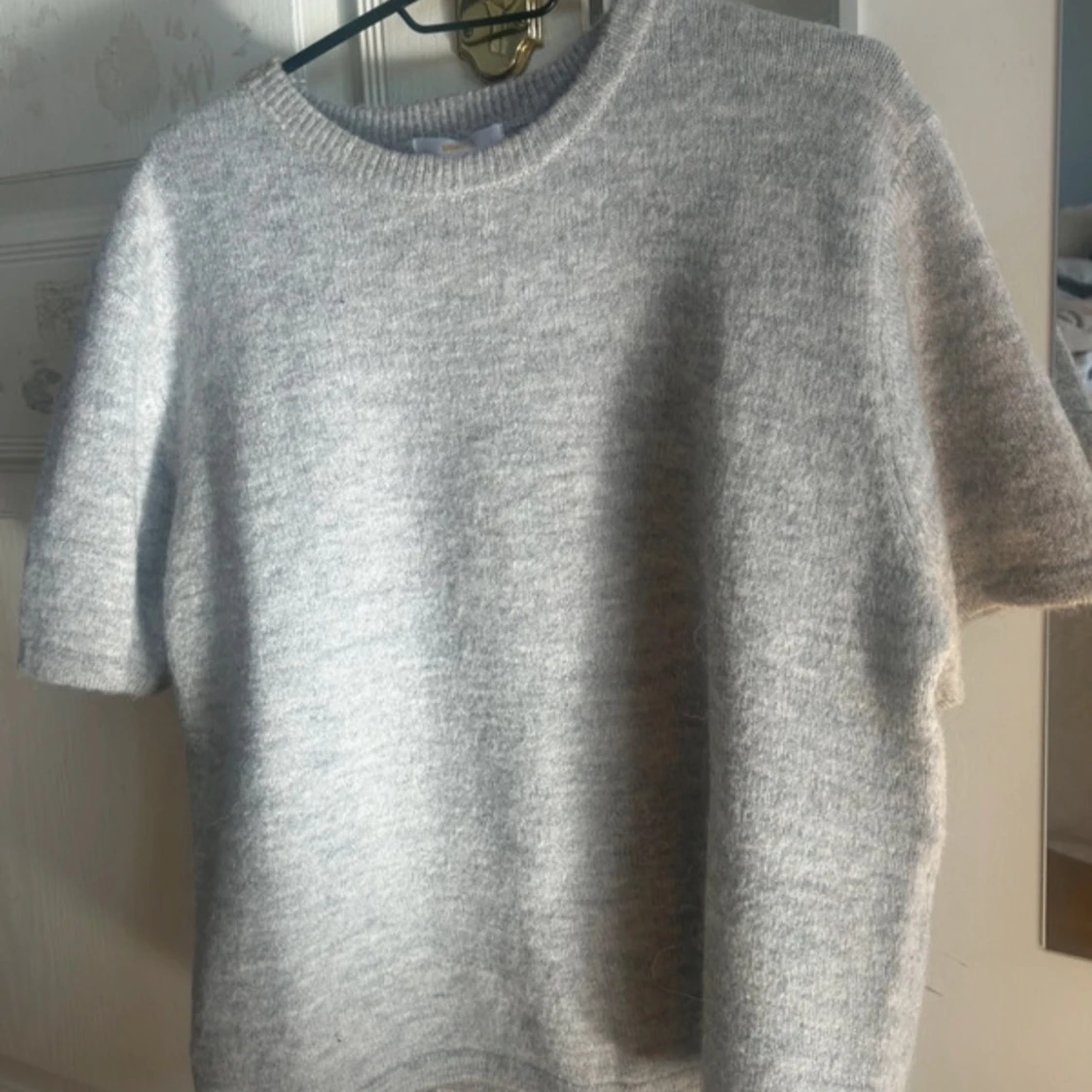 Grå stickad tröja - 1