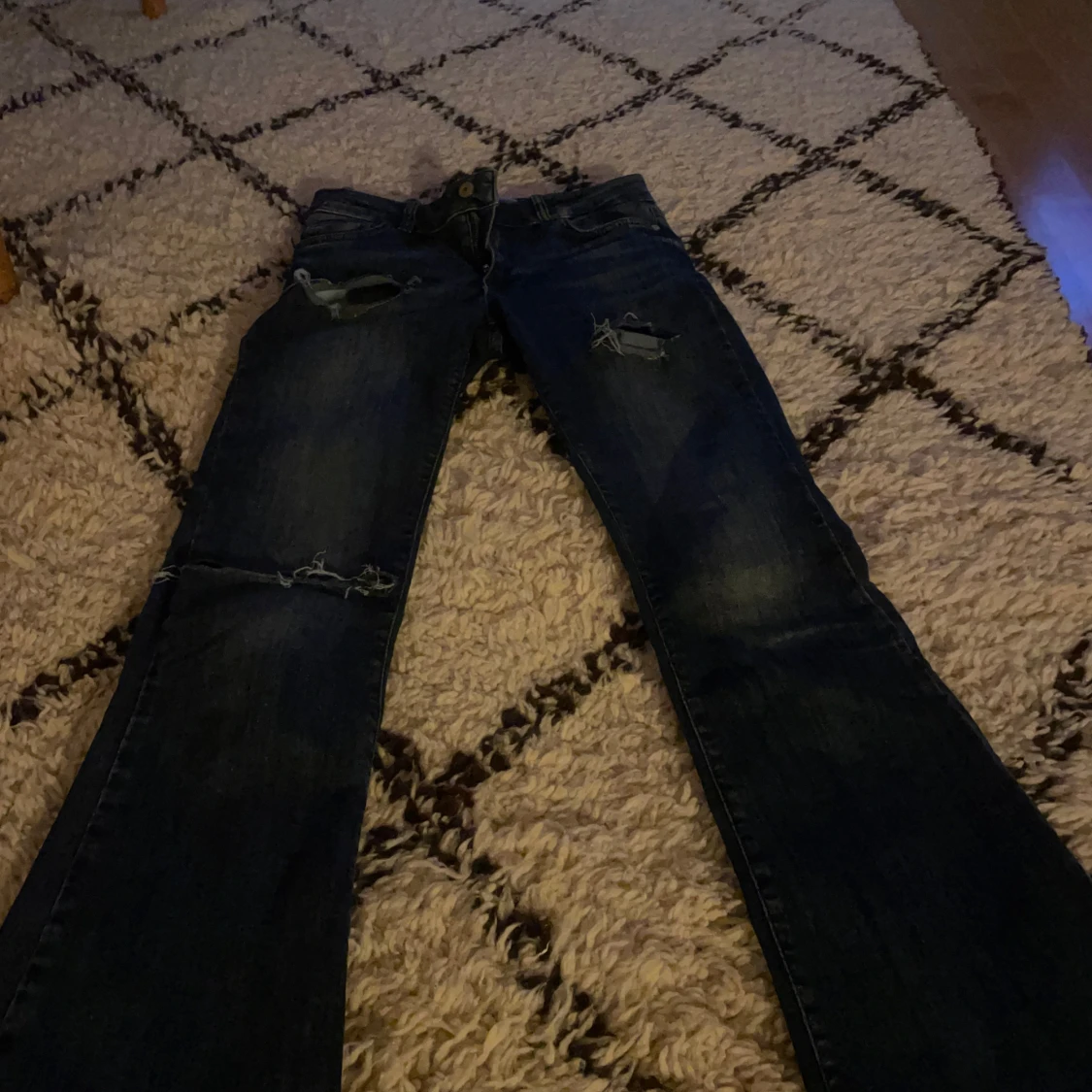Mörkblå jeans med slitningar - 1