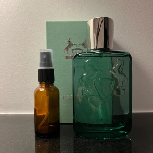Parfums de Marly Greenley - Säljer 30ml av pdm Greenley. Parfymen kommer i en högkvalitativ glasflaska med UV skyddat glas. Parfymen överförs med en steril spruta för att bibehålla doftens kvalitet. Skriver även ut etiketter till parfymen så det ser bättre ut i skåpet;) Kvitto finns. 