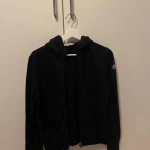 Moncler kofta - Köpt på sellpy. Används inte längre