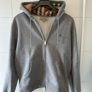 Burberry Hoodie - Tjena! Säljer nu min äkta burberry hoodie då jag inte använder den. Den är köpt på en burberry butik i Tyskland och jag har både kvitto, tags och box kvar. Den är i storlek M men sitter mer som S. Vid snabb affär kan jag sänka priset!