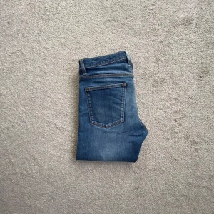 Acne ’Max Prince’ jeans | W31 - Acne Studios ’Max Prince’ jeans. | Size: W31/L32, skriv till mig för mått. | Skick: 7/10, liten defekt vid högra framfickan (syns på bild 2). | Pris: 449kr | Skriv vid frågor & funderingar!