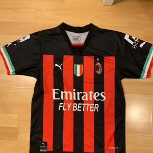 Ac Milan hemmatröja  - Säljer en ac Milan hemma tröja från några år tillbaka. Den är i perfekt skick även om den är använd, den är skön och fet för sommaren. Storleken är s-m och den har inga defekter alls, pris kan diskuteras vid smidigt köp.