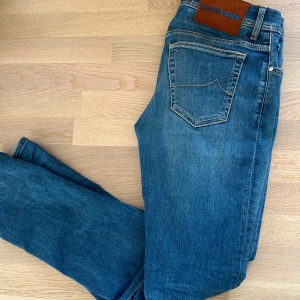 Blå jeans från Jacob Cohen - Snygga blå jeans från Jacob Cohën. Köptes förra sommaren för 4500kr i Italien. Storlek 31. Hör av dig vid frågor eller funderingar! 