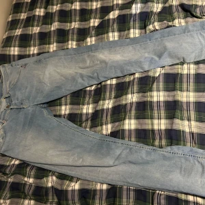 Ljusblå jeans från dondup - Säljer ett par ljusblå  jeans från dondup modell George. 