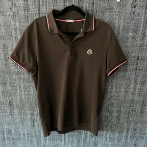 Moncler pike  - Säljer nu denna moncler piké || perfekt nu inför värmen || skick: 7/10 || inga defekter eller liknande || hör av dig vid frågor eller funderingar! || mvh || 