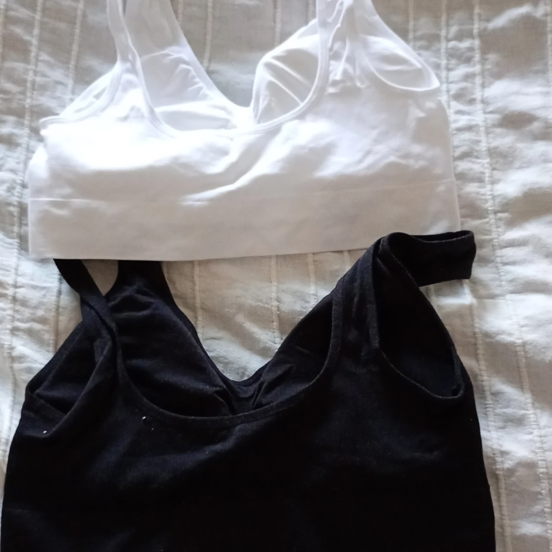 Svart och vit linnetopp i syntetmaterial bh - 3