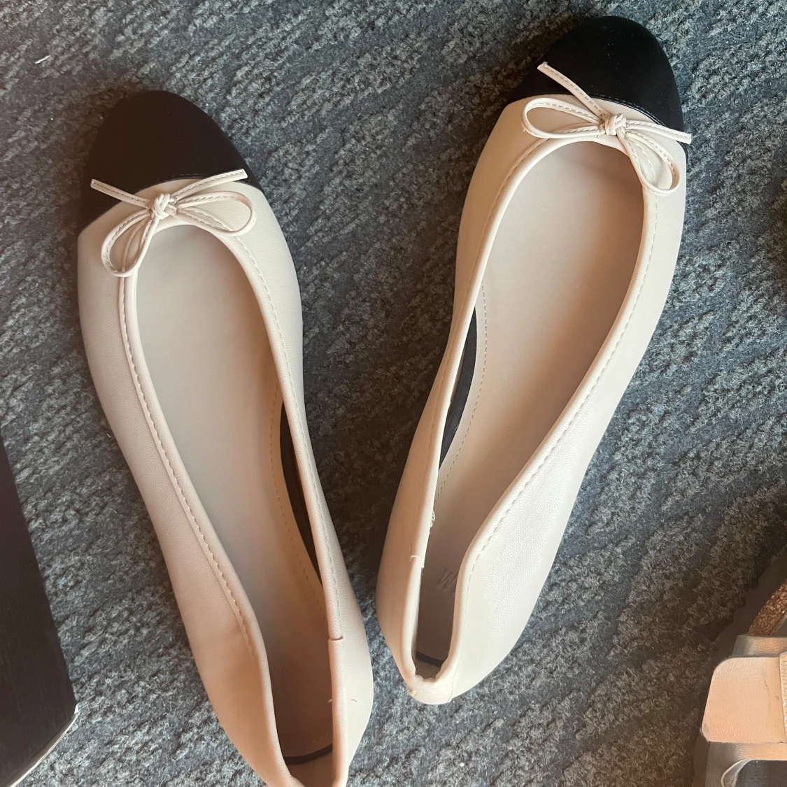 Svartbeiga ballerinaskor med rosett