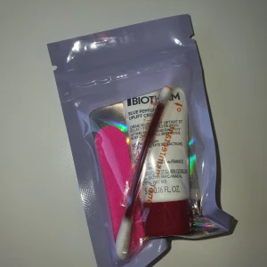 Hudvårds kit - Ett kit innehållande lliten tub av Biotherm Blue Peptides Uplift Cream, perfekt för att ge huden ett lyft. Kommer med en rosa nagelfil och en desinfiktuons bomullspinne, allt förpackat i en holografisk påse. Perfekt för resan eller som en lyxig touch i vardagen.