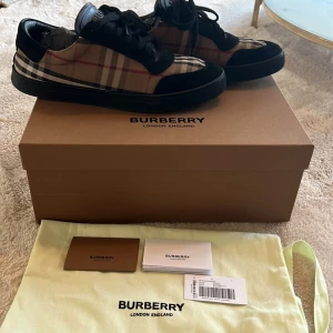 Burberry skor - Ett par väldigt stilrena och snygga Burberry skor! Skorna är i storlek 43 och är sanna i storleken. Box, dustbag och äkthets intyg ingår vid köp! Är öppen för byten!