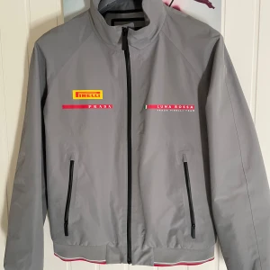 Prada windbreaker  - Säljer en fet vårjacka från prada, jackan är i perfekt skick men sitter lite tajt på mig, tags påse och galge ingår och jackan är köpt i florens Italien för 1250€ jackan är st s/m mer åt small hållet