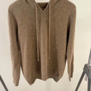 Beige Kashmir hoodie - Säljer en snygg Kashmir tröja i färgen beige! Den är i storleken s! Pris ej hugget i sten! Vid frågor så är de bara att skriva!