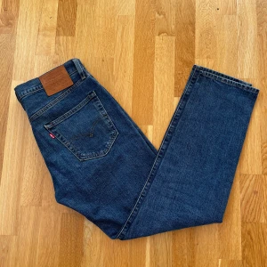 Levi's 502 jeans - Säljer ett par klassiska Levi's 502 jeans i mörkblå denim. De har en rak passform och är tillverkade i slitstarkt jeansmaterial. Perfekta för en stilren och tidlös look. Typ aldrig använda!