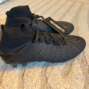 Nike fotbollsskor - Nike fotbollsskor som är helt nya, med prislapp kvar. Storlek 39.
