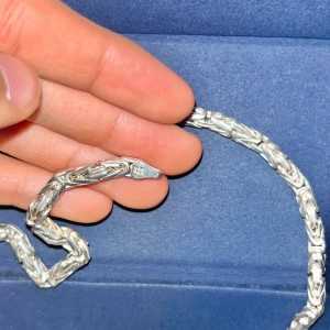 Silverfärgat halsband - Kejsar länk går inte att hitta billigare tung säljs oftas för över 1500 helt ny helt ren äkta silver 925( pris kan diskuteras)